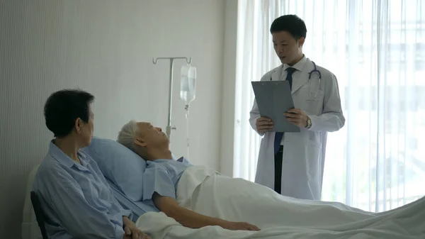 Asian Senior Elderly Couple Talking Doctor Unwell Health Admit Cancer — Stok fotoğraf