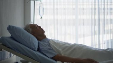 Asyalı son sınıf öğrencisi hastanede tek başına yatıyor. Üzücü depresyon ifadesi sağlıksız hastalık durumu.