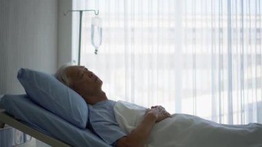 Asyalı son sınıf öğrencisi hastanede tek başına yatıyor. Üzücü depresyon ifadesi sağlıksız hastalık durumu.