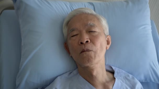 Asian Senior Old Sick Man Worry Fear Uncomfortable Facial Expression — Vídeo de Stock