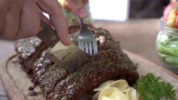 Hands Cutting Bbq Pork Ribs Cover Soße Und Gewürzen Rustic — Stockvideo