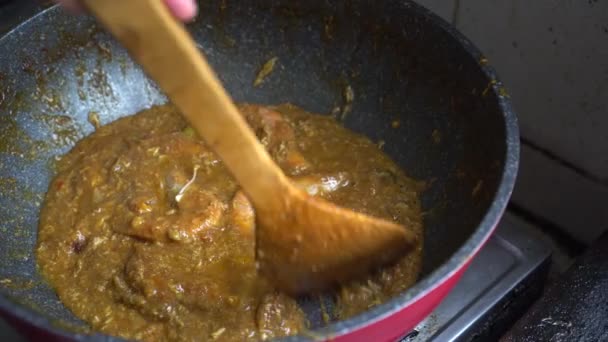 Home Cozinhar Estilo Asiático Chili Caril Camarão Frutos Mar Refeição — Vídeo de Stock