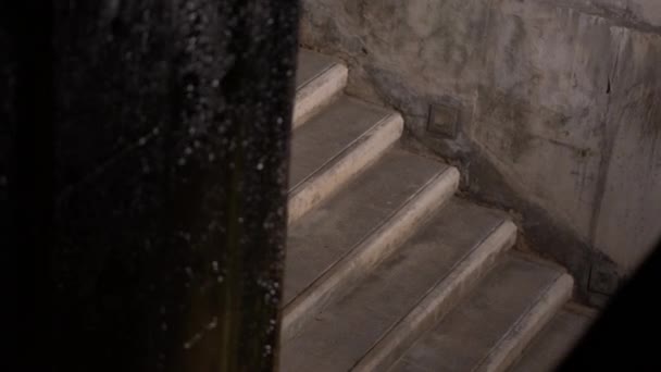Wasser Läuft Treppe Hinunter Wand Architektur Undicht Problem — Stockvideo