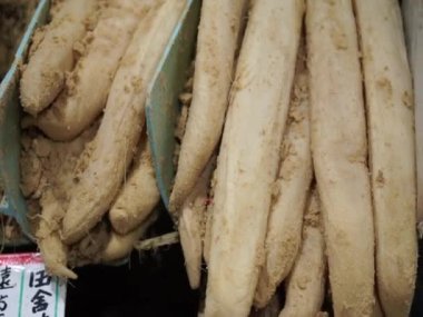 Balık pazarında miso misozeke Japon yemeği ile turşulu sebze turpu.