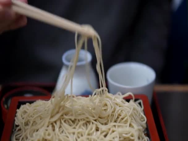 Азіатський Чоловік Їсть Японську Свіжу Соменну Локшину Супом Соєвого Соусу — стокове відео