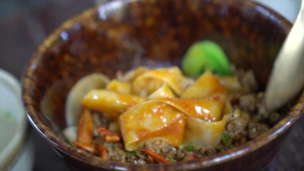 Misturando Macarrão Arroz Grosso Chinês Seco Com Pimenta Óleo Vermelho — Vídeo de Stock