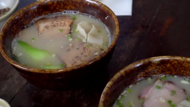 Macarrão Arroz Grosso Chinês Com Caldo Osso Sopa Hote Chashu — Vídeo de Stock