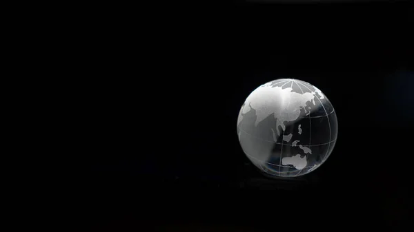 Glaskristallkugel Leuchtet Dunklem Hintergrund Mit Schwarzem Kopierraum Internationale Globale Konzeptkunst — Stockfoto