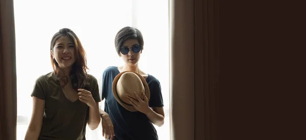 Twee Aziatische Vrouwen Casual Zomer Mode Ontspannen Plezier Samen Thuis — Stockfoto