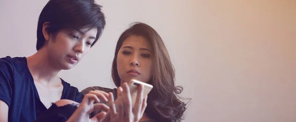 Duas Meninas Asiáticas Compartilhando Compras Line Através Smartphones Discutindo Juntos — Fotografia de Stock