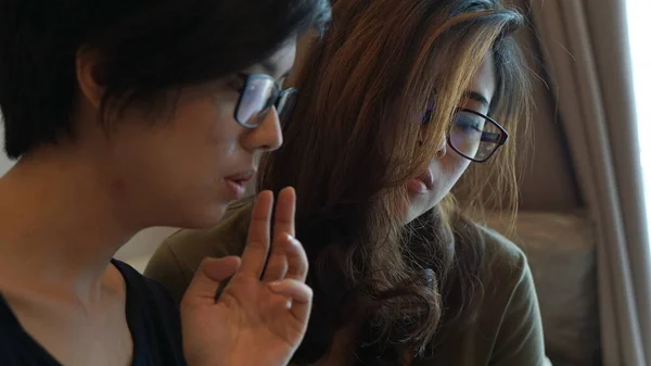 Twee Ondernemer Aziatische Vrouw Bril Werken Van Overal Met Laptop — Stockfoto
