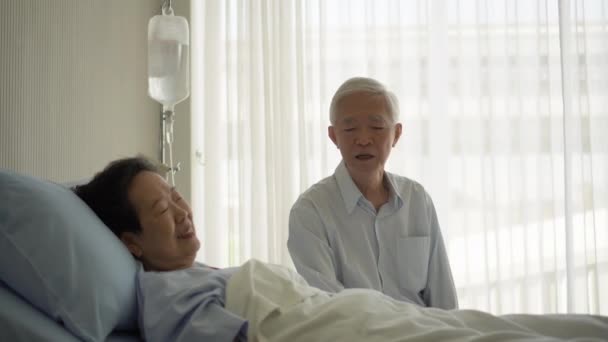 Ευτυχισμένο Χαλαρώστε Ασιατικό Ζευγάρι Ηλικιωμένων Στο Νοσοκομείο Μιλώντας Χαμόγελο Γέλιο — Αρχείο Βίντεο