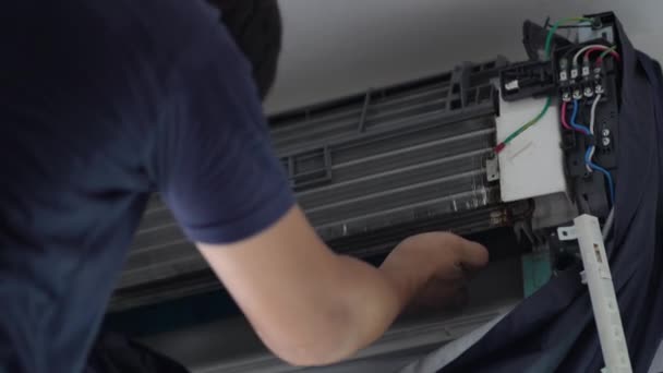 Techinician Worker Cleaning Air Conditioner Blow Dry Wash — Stockvideo