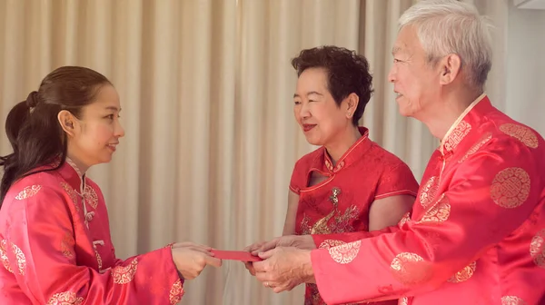 Ασιατική Οικογένεια Συγκέντρωση Κινεζική Γιορτή Της Πρωτοχρονιάς Κόκκινο Παραδοσιακό Κοστούμι — Φωτογραφία Αρχείου