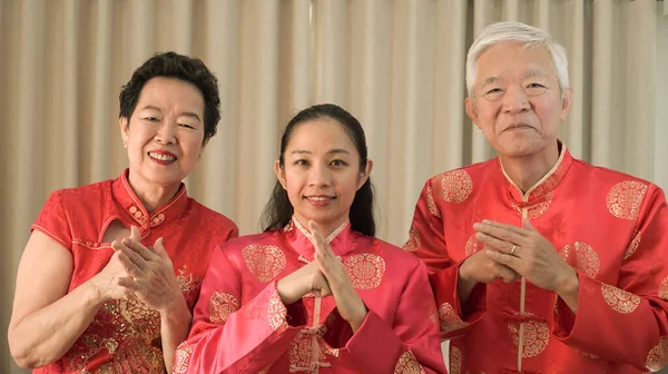 Asian Family Gathering Chinese New Year Celebration Red Traditional Costume Stockfoto