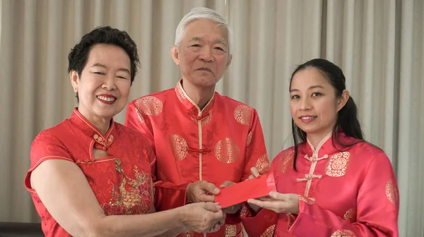 Asian Family Gathering Chinese New Year Celebration Red Traditional Costume Stockbild