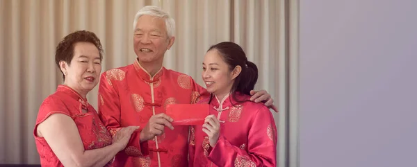 Asian Family Gathering Chinese New Year Celebration Red Traditional Costume Stok Gambar Bebas Royalti