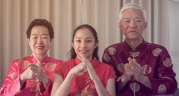 Asian Family Gathering Chinese New Year Celebration Red Traditional Costume Stockbild