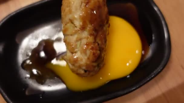 Tsukune Japansk Kyckling Köttbulle Spett Doppa Äggula Yakitori Sås Izakaya — Stockvideo