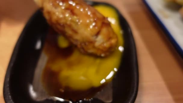 Τσουκούν Ιαπωνικό Κοτόπουλο Σουβλάκι Σουβλάκι Βουτιά Κρόκο Αυγού Yakitori Σάλτσα — Αρχείο Βίντεο
