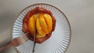 Şeftalili meyveli tart keki. Kahvehanenin üst manzarasında yemek.