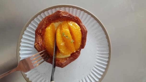 Şeftalili Meyveli Tart Keki Kahvehanenin Üst Manzarasında Yemek — Stok video