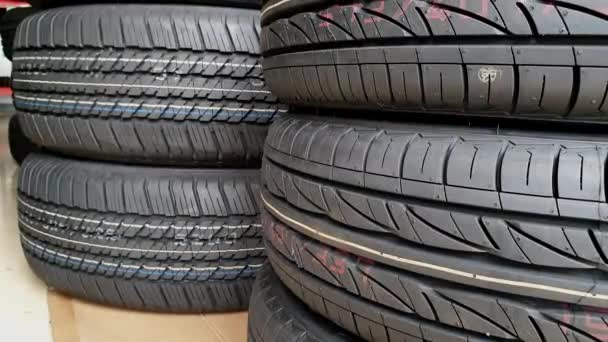 타이어가 자동차 가게에서 가까운 타이어 질감에 일련의 사항에 — 비디오