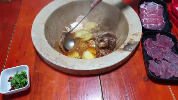 Yunnan Fish Steam Sauna Sichun Mala Πικάντικη Πέτρα Ζεστό Κατσαρόλα — Αρχείο Βίντεο