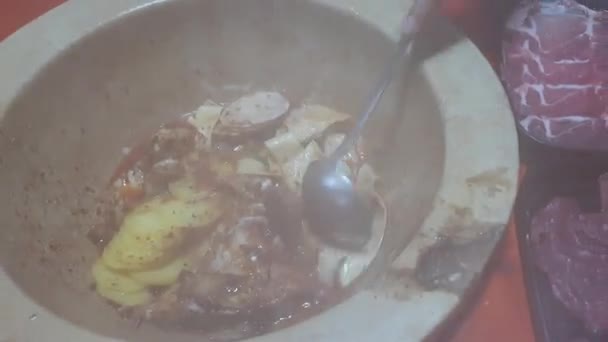 Yunnan Fisch Dampfsauna Sichun Mala Würziger Stein Hot Pot Chinesisches — Stockvideo
