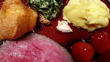 Az pişmiş biftek, yanında da soslu ıspanaklı patates püresi.