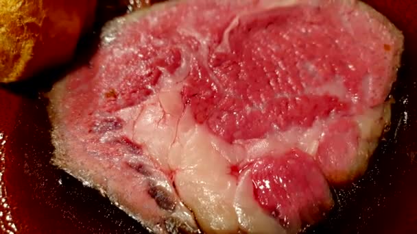 Snijd Van Medium Zeldzame Geroosterde Biefstuk Met Jus Pudding Spinazie — Stockvideo