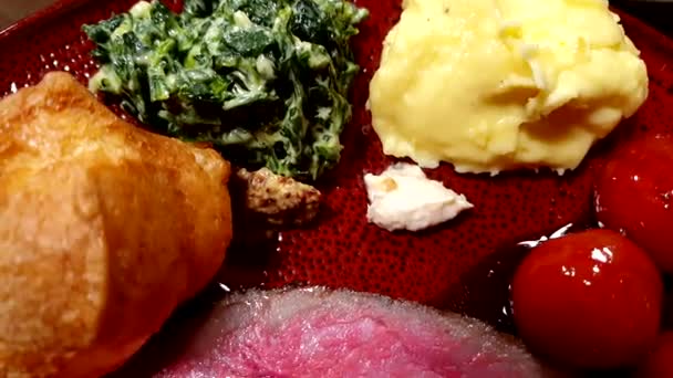 Scheibe Mittelseltenes Gebratenes Rindersteak Mit Sauce Pudding Spinat Kartoffelpüree — Stockvideo