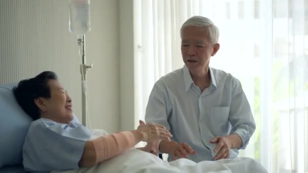 アジアのシニアカップル夫は病院で妻を傷つける健康への懸念良好な関係 — ストック動画