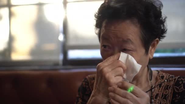 Ásia Sênior Mulher Usando Olho Conta Gotas Artificial Lágrimas Fora — Vídeo de Stock
