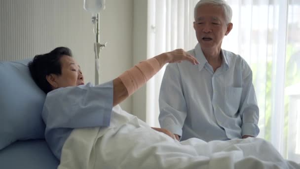 Aziatisch Senior Paar Man Bezoek Gekwetst Vrouw Ziekenhuis Zorgen Gezondheid — Stockvideo
