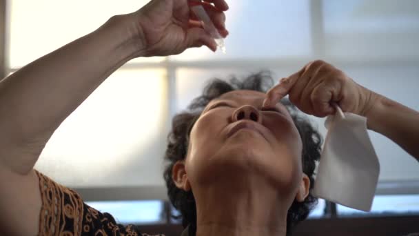 Asiatique Senior Femme Aide Compte Gouttes Larmes Artificielles Dehors Des — Video