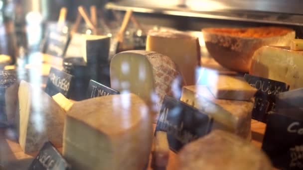 Разнообразие Сыров Продается Розничной Продаже Гурманов Дисплей — стоковое видео