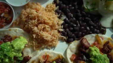 Meksika yemeği, Carnitas domuz taco, salsa sosu, pilav ve fasulye sosu.