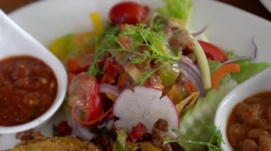 Meksika yemeği mısır tortilla taco ve peynirli cips yakın çekim yiyecek.