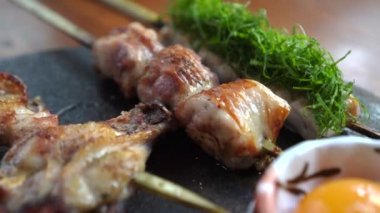 Türlü ızgara tavuk yakitori Japon izakaya stili köfte derisi ve çiğ yumurta sarısı.