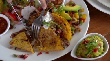 Avokado salatalı mısır tortilla taco ve yanında gaucamole sosu ünlü Meksika yemeği