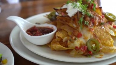 Avokado salatalı mısır tortilla taco ve yanında gaucamole sosu ünlü Meksika yemeği