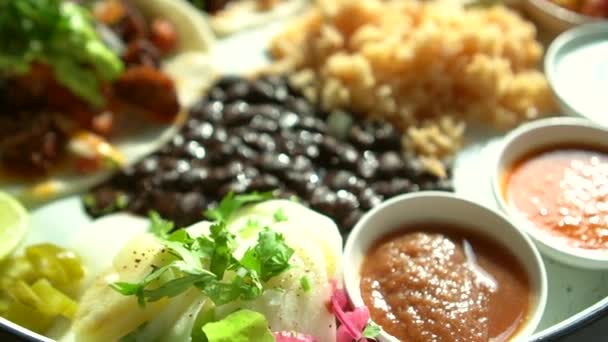 Mexikanisches Essen Leckere Carnitas Schweinefleisch Taco Mit Gaucamole Salsa Chilisauce — Stockvideo