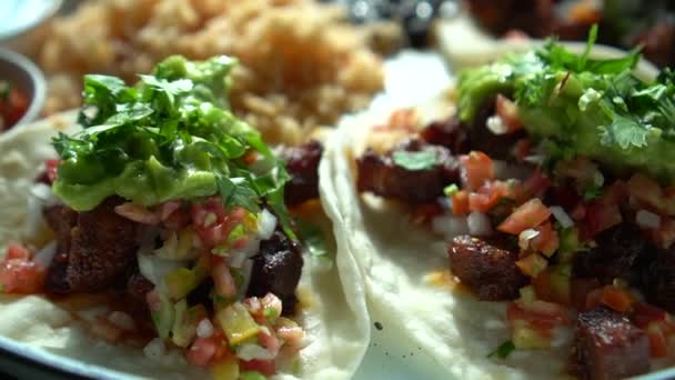 Μεξικάνικο Φαγητό Νόστιμο Καρνίτας Χοιρινό Τάκο Gaucamole Salsa Σάλτσα Τσίλι — Αρχείο Βίντεο