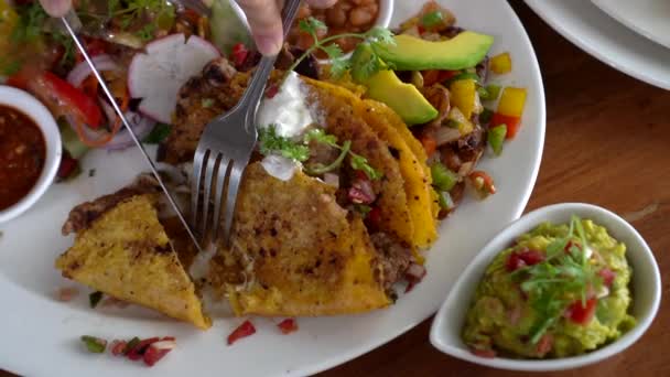Kukoricás Tortilla Taco Szeletelése Tányéron Avokádós Salátával Oldalsó Gaucamole Szósszal — Stock videók