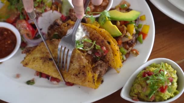 Taglio Tortilla Mais Taco Piatto Con Insalata Avocado Salsa Gaucamole — Video Stock