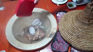 Yunnan Balık Buharlı Sauna Baharatlı Taş Sauna Sıcak Tencere Çin yemeği Sos için çorba karıştırın