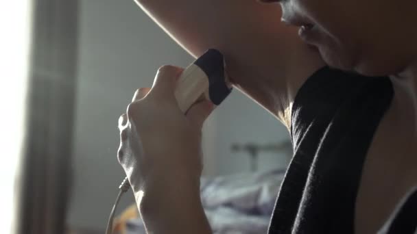 亚洲妇女在家中使用电动剃须刀腋窝脱毛工艺 — 图库视频影像