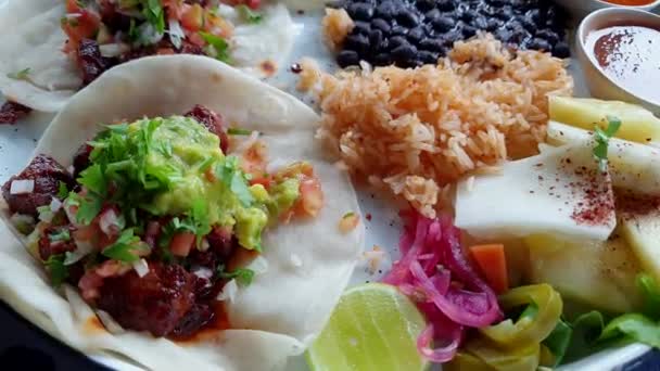 Hand Essen Taco Carnitas Mit Gaucamole Mexikanische Lebensmittel Voller Reis — Stockvideo