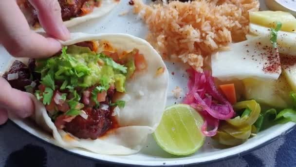 Χέρι Τρώει Καρνίτας Taco Gaucamole Μεξικανική Τροφίμων Πλήρες Σετ Ρυζιού — Αρχείο Βίντεο